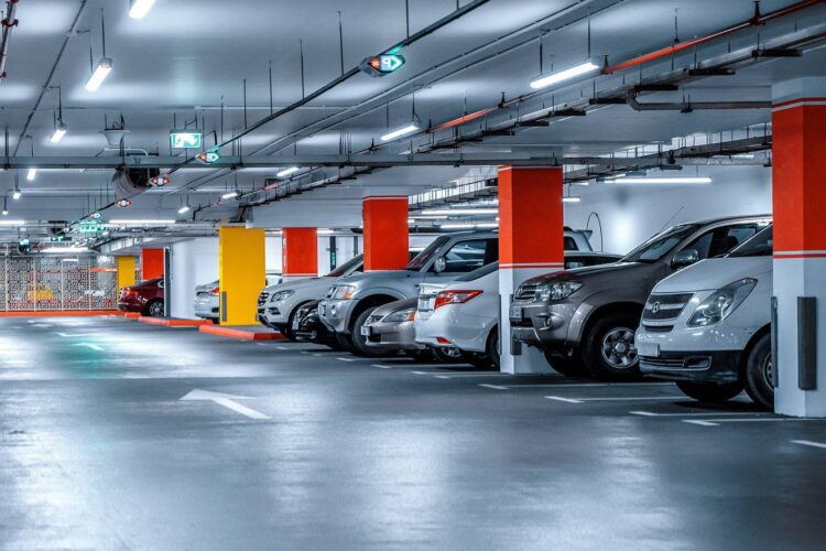 Wynajem miejsc parkingowych czy zakup? Na co zwrócić uwagę i ile kosztuje miejsce pod blokiem w Warszawie